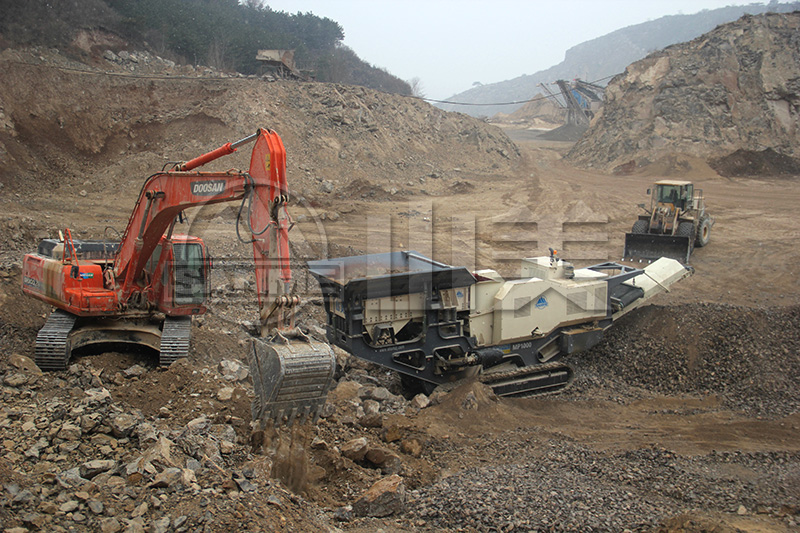 履帶式顎式移動破碎站專破堅硬、強(qiáng)磨蝕性物料