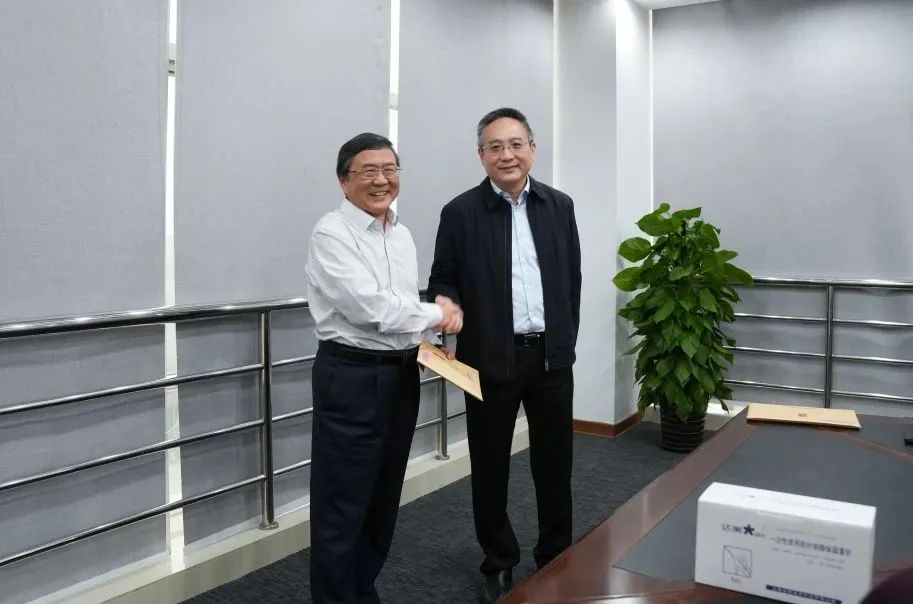 奉賢區(qū)人大常委會黨組書記、主任張培榮一行蒞臨上海山美股份開展“優(yōu)環(huán)境、穩(wěn)經(jīng)濟(jì)”大走訪大調(diào)研