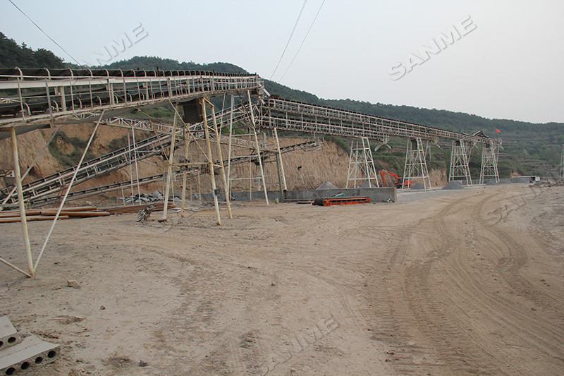 碎石生產(chǎn)線應(yīng)該選擇固定式還是移動(dòng)式？