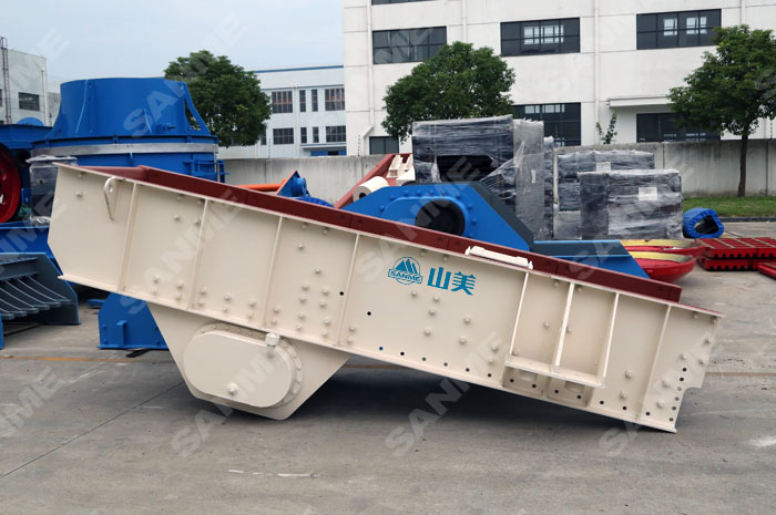 振動(dòng)給料機(jī)在破碎制砂生產(chǎn)線中的核心角色 振動(dòng)給料機(jī)在破碎制砂生產(chǎn)線中的核心角色