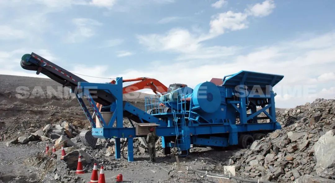 時(shí)產(chǎn)值近600萬！山美移動(dòng)式破碎篩分一體站助力江蘇高碳鉻鐵礦破碎項(xiàng)目建設(shè)