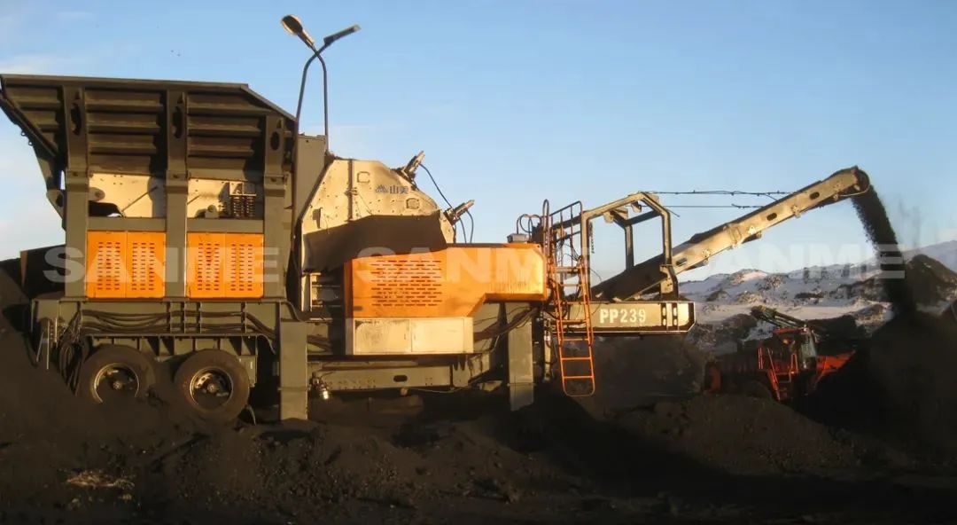 時(shí)產(chǎn)值近600萬！山美移動(dòng)式破碎篩分一體站助力江蘇高碳鉻鐵礦破碎項(xiàng)目建設(shè)