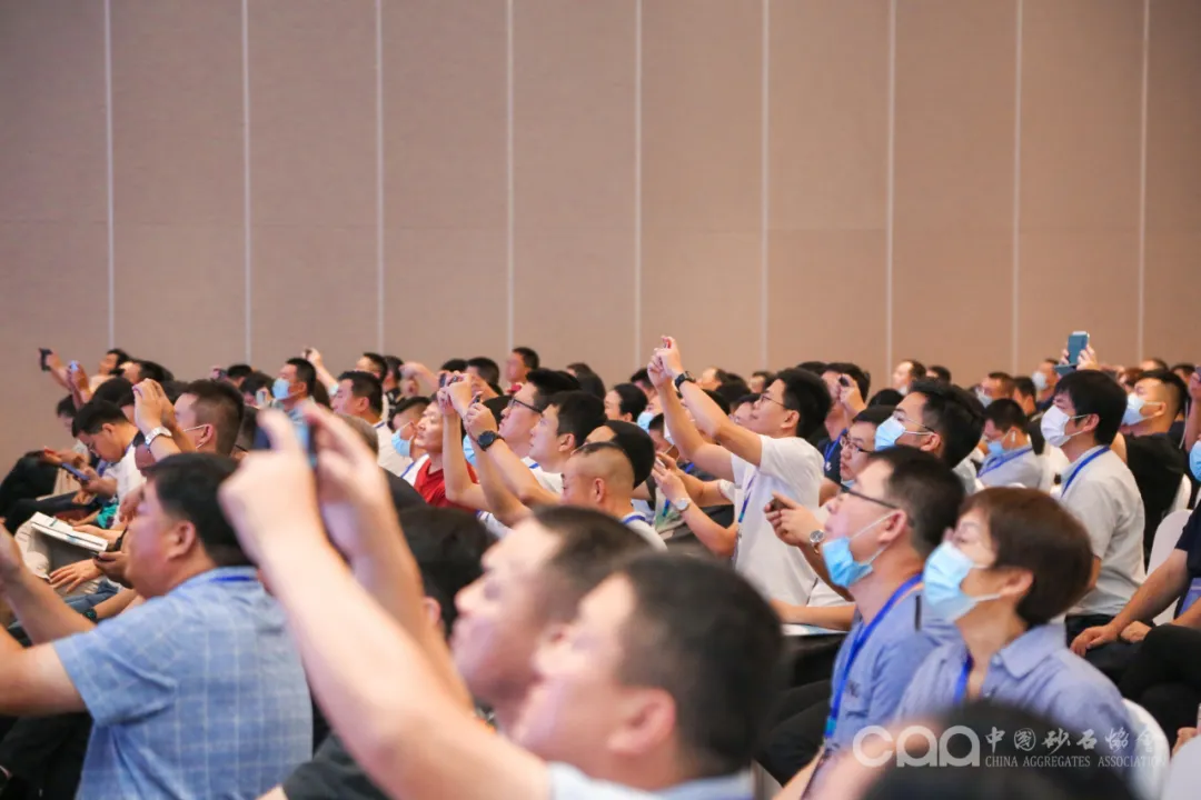 主旨報(bào)告 | 胡幼奕以國際化視角，提出固廢綜合利用和生態(tài)環(huán)境修復(fù)新思路